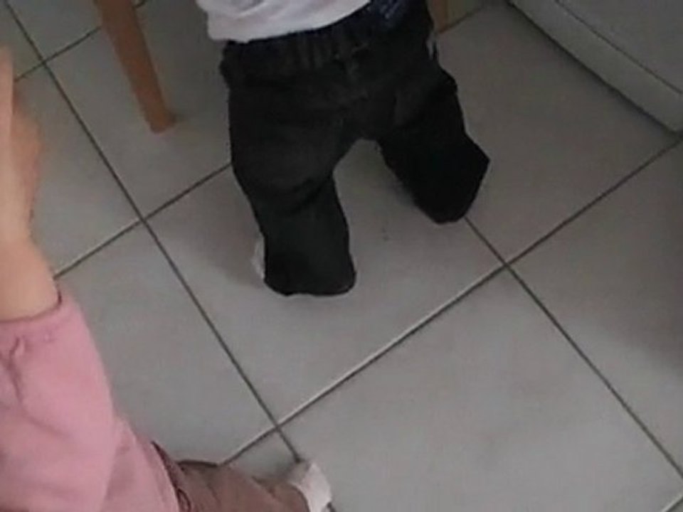 léa qui fait ses premiers pas a 11 mois