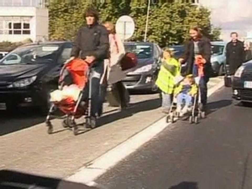 French police sent to clear barricades