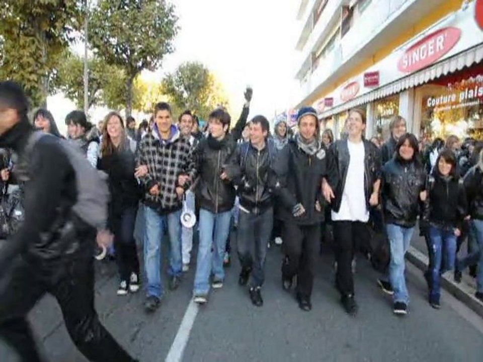 250 lycéens manifestent à Montceau-les-Mines (21/10/10)