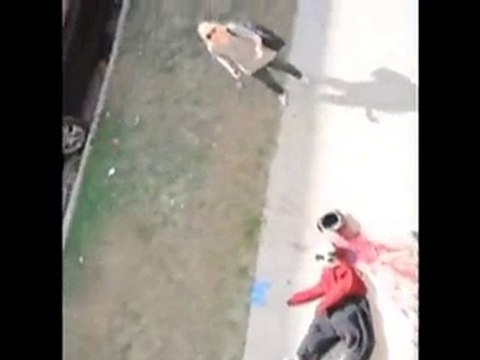 Finto suicidio e la bionda ci casca in pieno