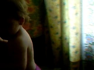maeva et jojo qui s'amuse avec le rideaux