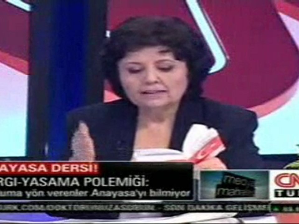 AYŞENUR ARSLAH AHMET ALTAN'A KILIÇ ÇEKTİ