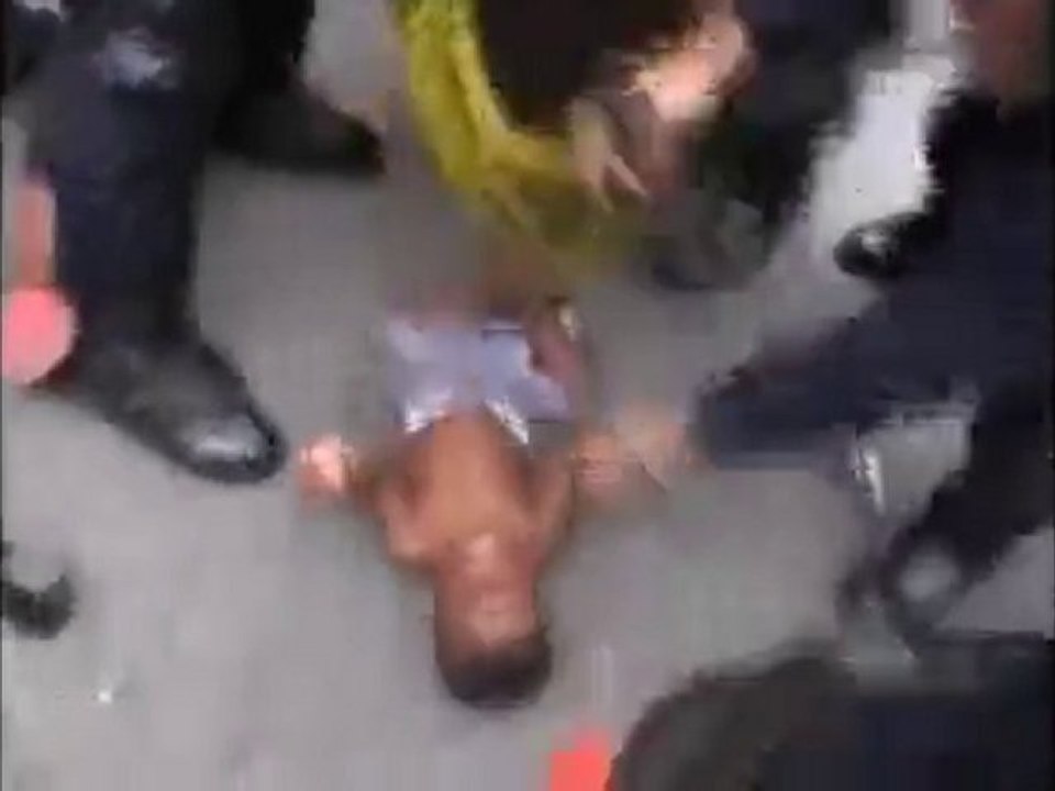 Un bebe et sa Mere trainer par la police...