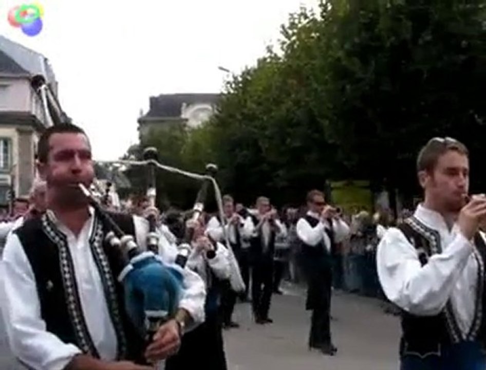 Bagad Landi aux 30 ans du Bagad Morlaix (source = Télégramme