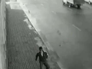 Voiture qui roule sur le talon d'un mec