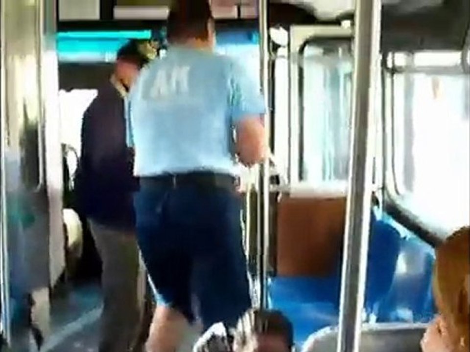 Un vieux qui met KO un type dans le bus (baston)