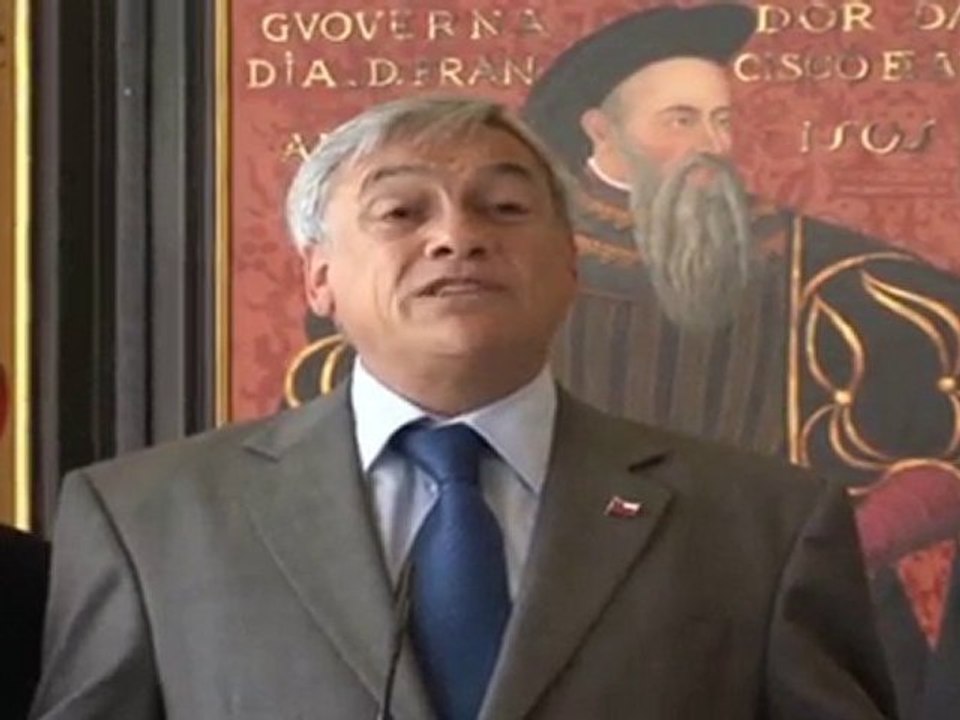 Conferencia de prensa en el aeropuerto de Lisboa (Portugal).