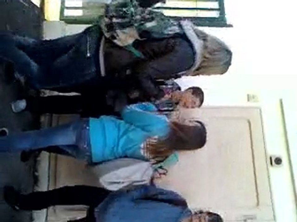 Les filles devant de college