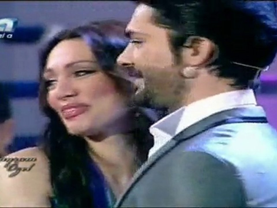 Oktay Ertuğrul £££ AYAĞINDA KUNDURA & KIRMIZI KURDELE