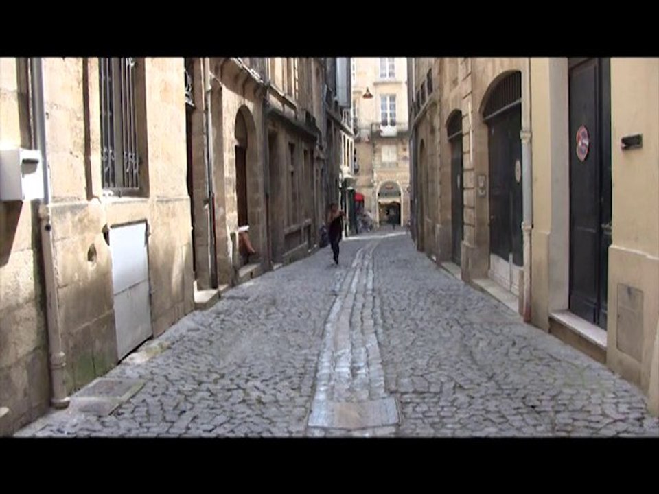 Une fille qui marchait dans la rue