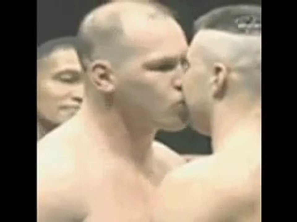 2 boxeurs s'embrasse sur la bouche