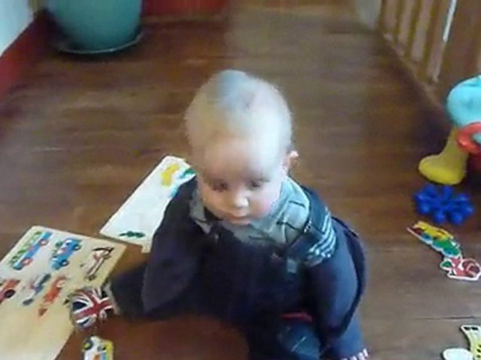 18 oct 10 Bastien joue avec les puzzle