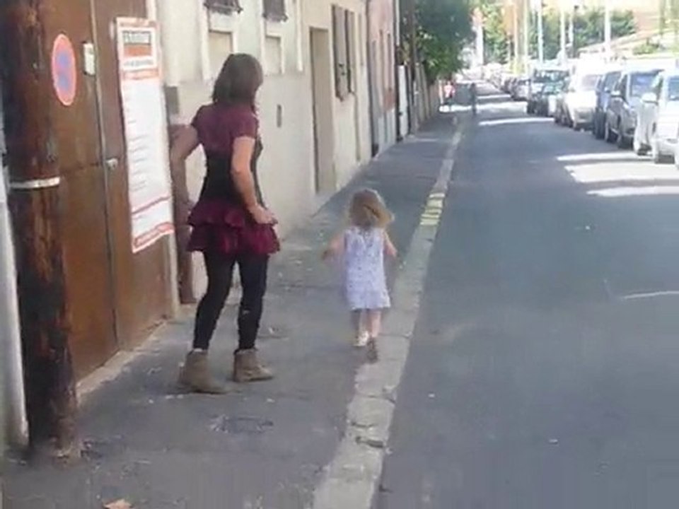 003 - Lilith imite Justine qui danse... et court.