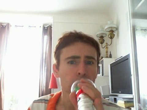 Wiwi égratigne elle chante