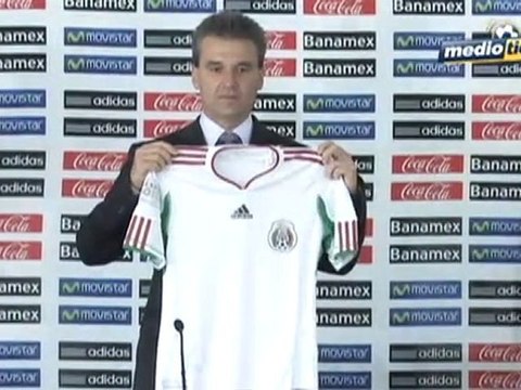 Medio Tiempo.com - Presentaron el jersey Bicentenario del Tri 1 de Septiembre del 2010.