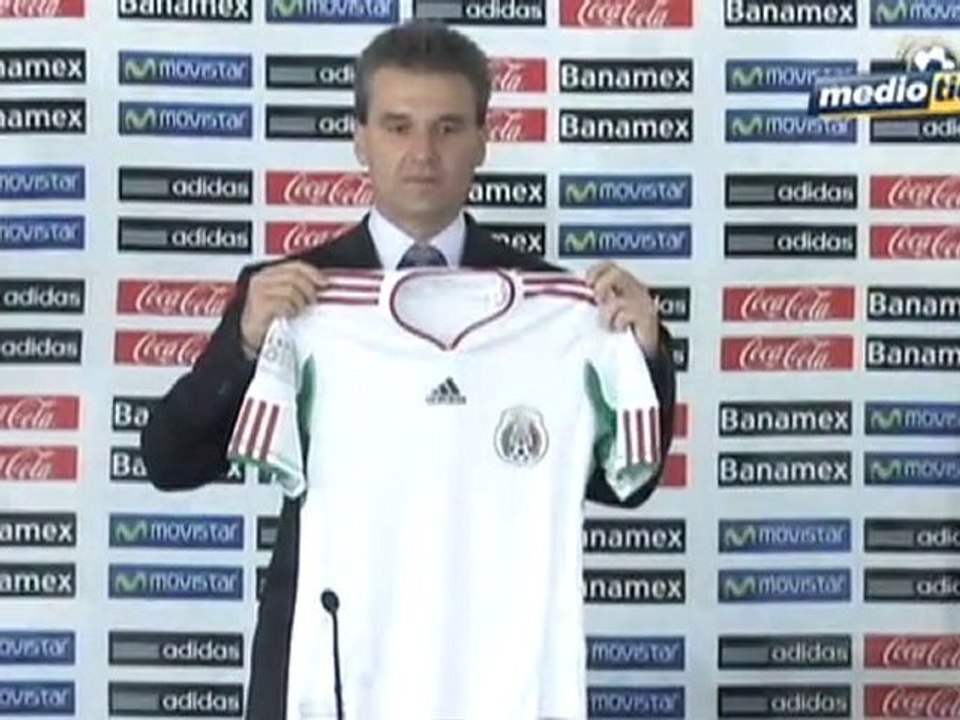 Medio Tiempo.com - Presentaron el jersey Bicentenario del Tri 1 de Septiembre del 2010.