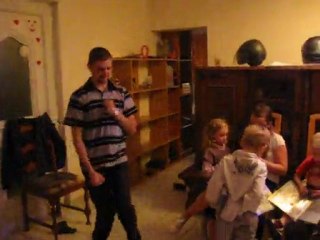 johann et débo entrain de danser