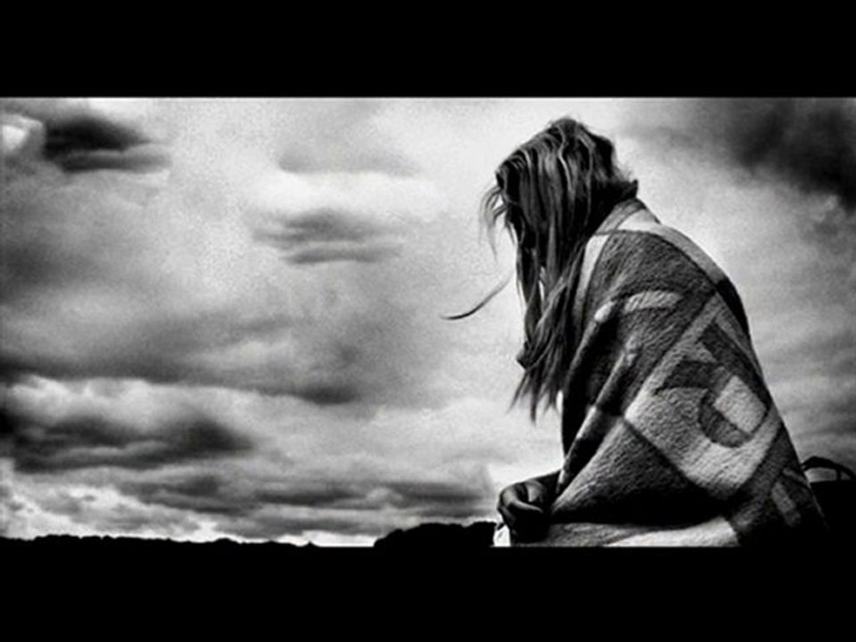 SİMSİYAH GECENİN KOYNUNDAYIM