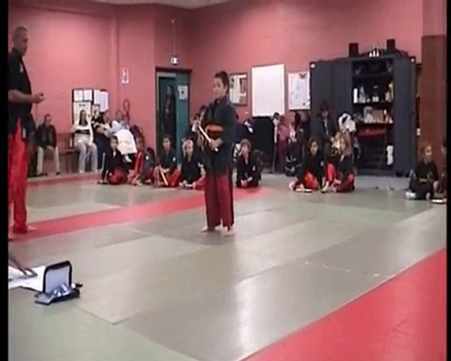 Compétition de nunchaku artistique enfant