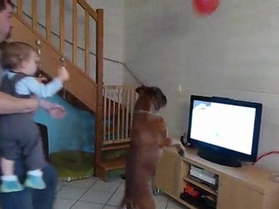 Anouchka joue au ballon