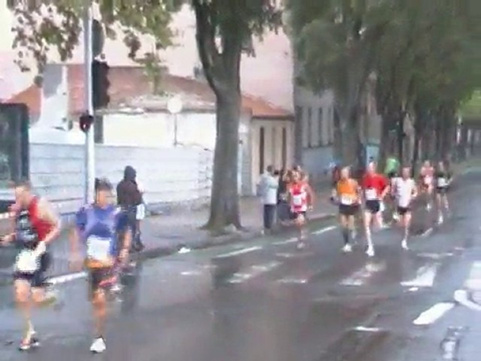 Après quelques kilomètres, le peloton s'étire...