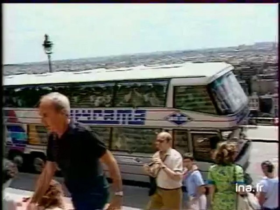 Le problème des cars de tourisme à Montmartre - Archive INA