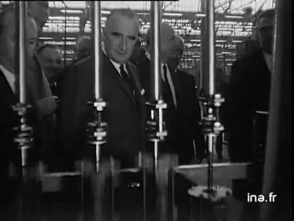 Survol des usines Simca - Inauguration de l'usine lors du voyage de M.Pompidou