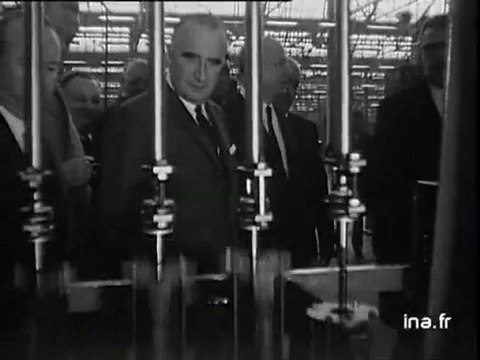 Survol des usines Simca - Inauguration de l'usine lors du voyage de M.Pompidou