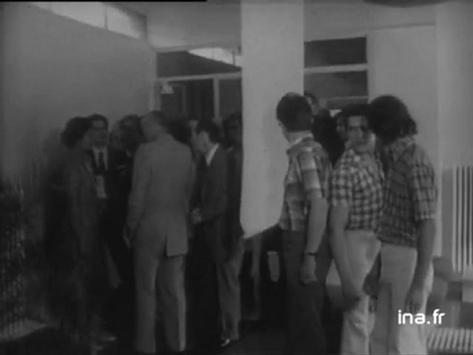 Simone Veil visite un centre de jeunes travailleurs et foyer vieillards