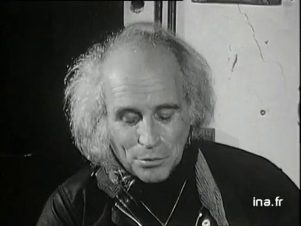 Léo Ferré "Les copains d'la neuille" à Montmartre - Archive vidéo INA