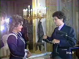 Liz TAYLOR décorée par Jack LANG