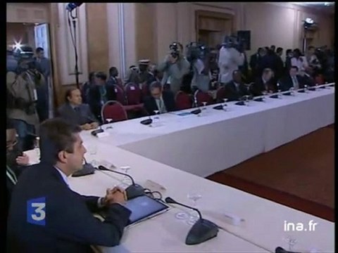 Jacques Chirac préside une réunion des 55 pays et gouvernements membres de la Fr