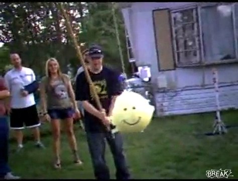 Manca la pignatta ma centra la bionda in pieno