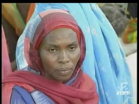[Réfugiés du Darfour dans un camp au Tchad]
