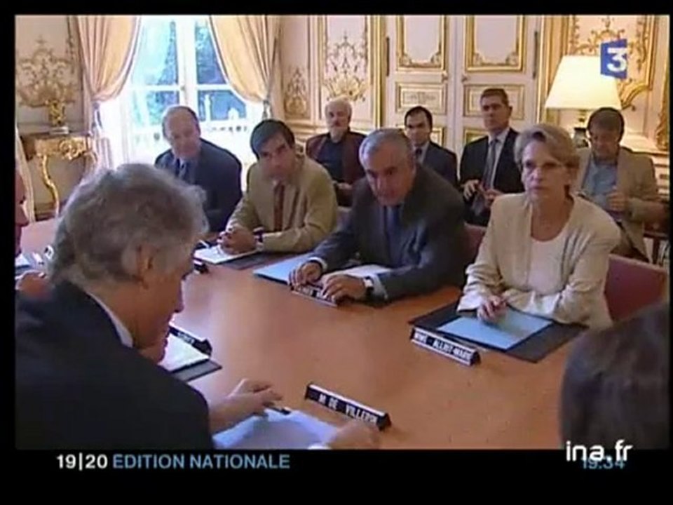 [Cellule de crise à Matignon]
