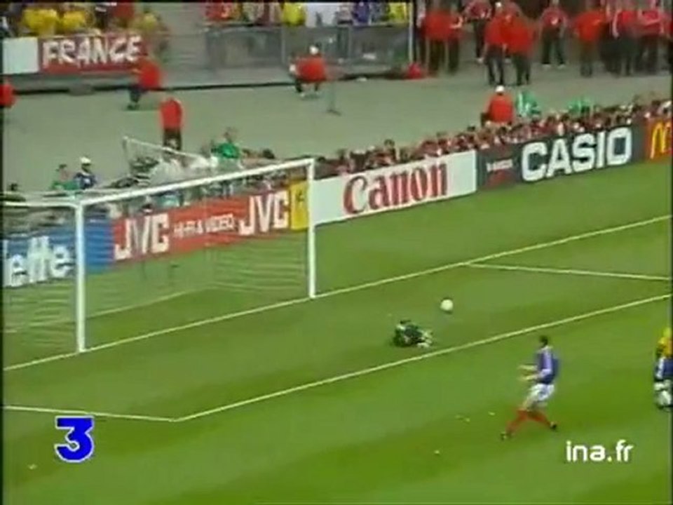 Colombes : réactions public pendant le match sur écran au stade Yves DU MANOIR