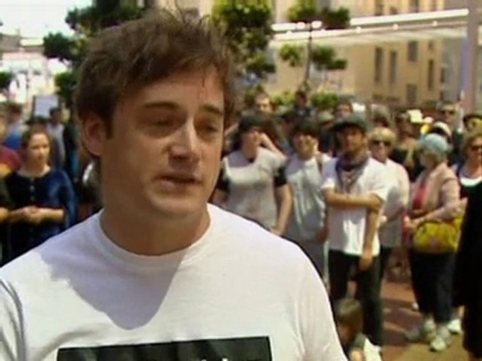 New Zealanders hold protest to keep 'The Hobbit'