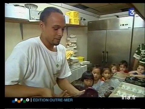 La fabrication des oeufs de Pâques à Tahiti - Archive vidéo INA