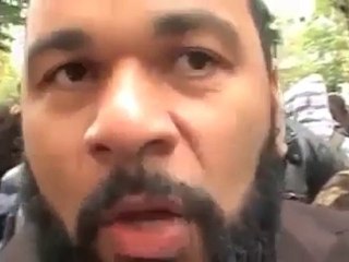 Dieudonné devant chez Guerlain