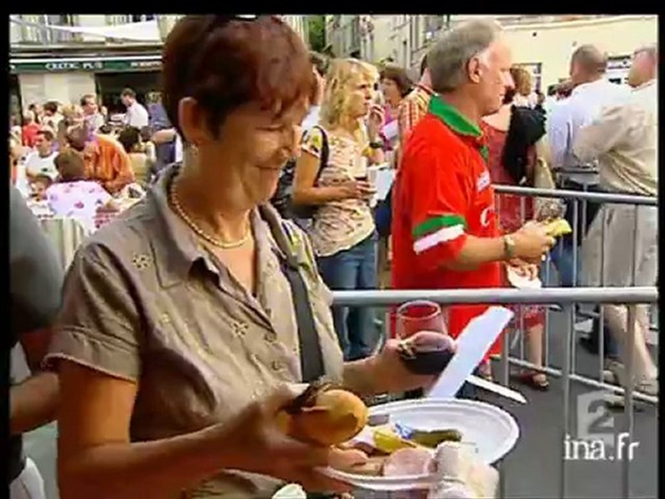 Manifestation de La Grande tablée à saumur