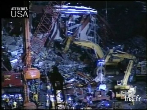 [New York : les secours fouilles les décombres]