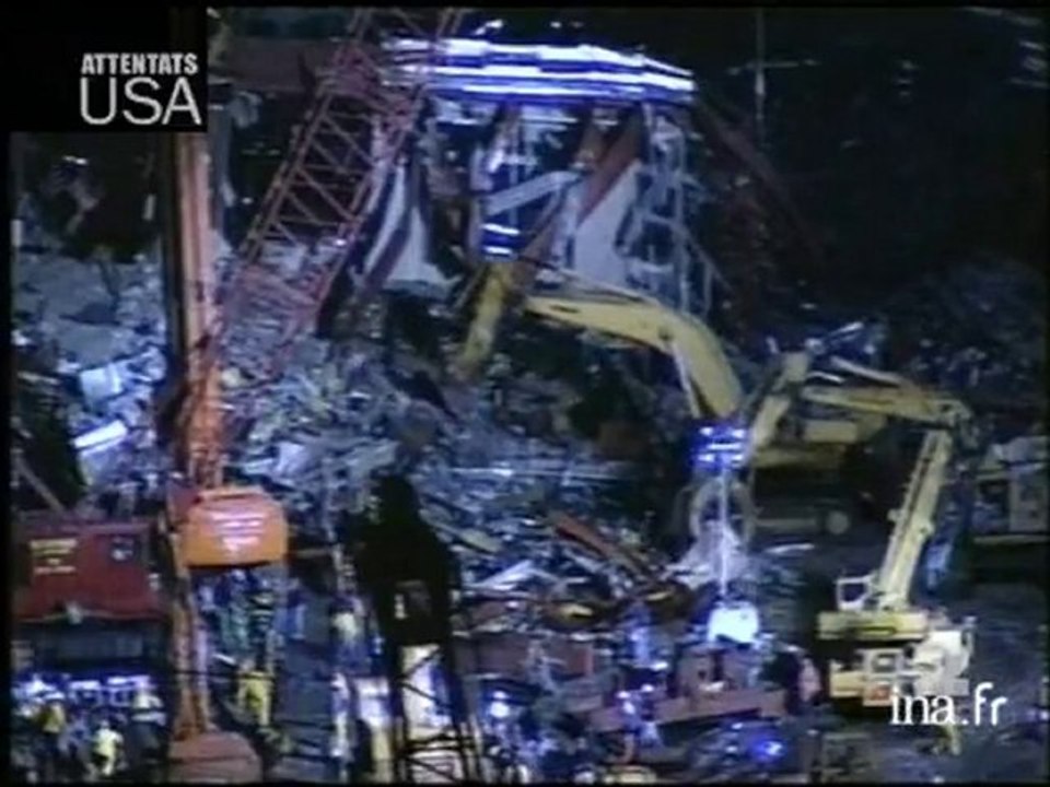 [New York : les secours fouilles les décombres]