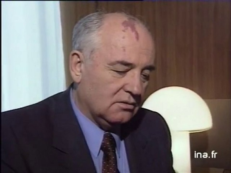GORBATCHEV A PARIS