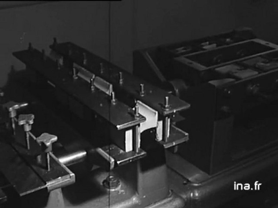 L'inauguration des nouveaux locaux de l'usine de plastiques Rhône Poulenc à Saint Fons