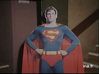 Présentation au complexe de cinéma "Ariel" du film "Superman" et réactions d'enfants