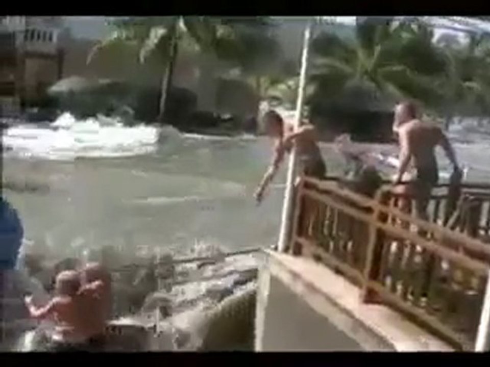 Tsunami en direct emporte des gens!!