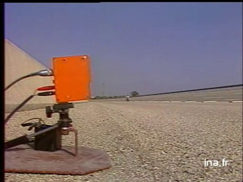 Coluche bât le record du monde de vitesse à moto - Archive vidéo INA