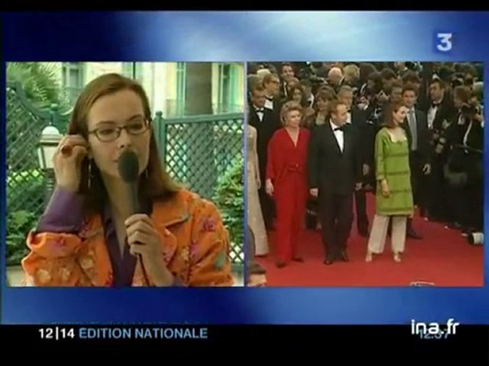 Montée des marches de Carole Bouquet avec Donnedieu de Vabres