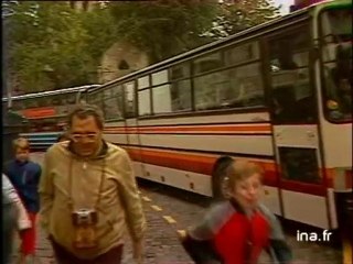 Les cars de tourismes interdits à Montmartre - Archive INA