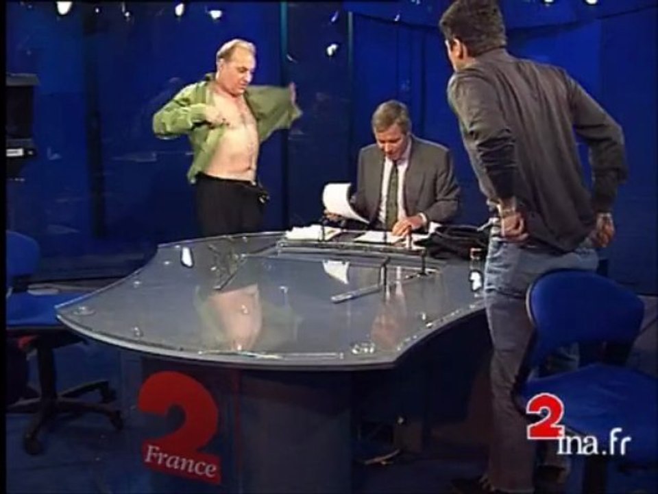 Michel Serrault et Nagui se déshabillent au 20h de Bruno Masure - Archive vidéo INA